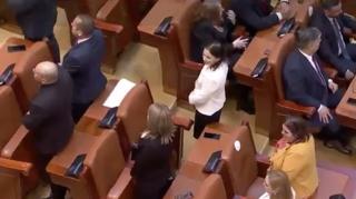 Momentul în care parlamentarii POT și SOS s-au întors cu spatele la învestirea lui Nicușor Dan: "Să vă fie rușine!"