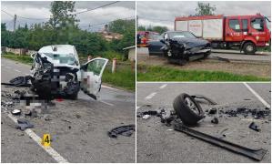 Prăpăd pe un drum din Neamţ, după ce un şofer a intrat cu maşina pe contrasens. Bucăţi din caroserii au zburat pe şosea