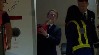 Emmanuel Macron, lovit peste faţă de Brigitte în avion? Preşedintele francez a negat vreo dispută conjugală: Era o glumă