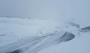 Zăpada şi viscolul puternic amână redeschiderea Transalpina pe 1 iunie. Drumarilor le este imposibil să intervină pe şosea