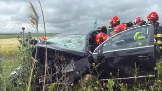 Maşini zdrobite şi aruncate pe câmp după un accident cumplit, în Tulcea. Unul dintre şoferi a rămas prins între fiare