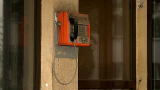 Telefoanele stradale portocalii, vândute cu sume mari pe OLX. "La mine stătea într-o magazie"