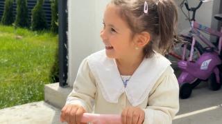 După 5 ani de chin, Sofia este în stare gravă. Va fi operată pro bono, însă părinţii au nevoie de bani pentru tratamente şi spitalizare