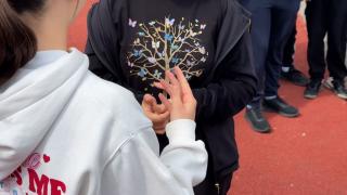 Coşmarul unei eleve de 13 ani din Sibiu, şantajată şi violată de paznicul şcolii timp de un an. Totul ar fi pornit de la o glumă