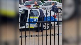 Reţinuţi după o scenă absurdă: doi tineri au pus în drum o masă și câteva scaune, blocând ambele sensuri de mers