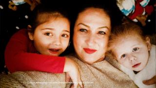 A adoptat o fetiţă, apoi a aflat că şi sora ei a fost abandonată în spital. Acum, se bucură de două "minuni"