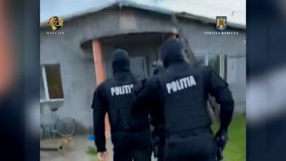 Bărbat de 71 de ani, reţinut pentru pornografie infantilă şi şantaj. Avea o relaţie cu o adolecentă de 17 ani