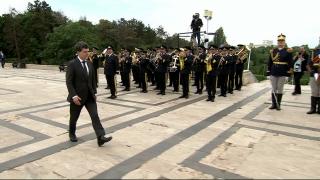 Nicuşor Dan, prezent de "Ziua Eroilor" la Mormântul Ostaşului Necunoscut