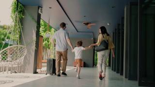 Voucherele de vacanţă, ignorate de tot mai mulţi bugetari. Motivul pentru care turiştii se reorientează pentru vacanţe în afara ţării