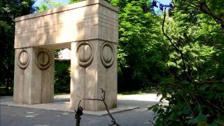 Sculpturile lui Brâncuşi din Târgu Jiu, afectate de ploile din ultimele luni. Autorităţile au proiectul şi banii, dar sunt ţinuţi pe loc de un aviz