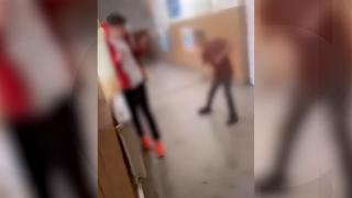 Scene de violență șocantă la o școală din Galați. Elev bătut cu coada de mătură de un coleg: "Erau prieteni"