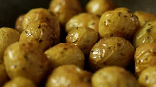 Alimentul care nu lipsește de pe mesele românilor. În medie, consumăm şi 100 kg pe an, de persoană