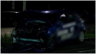 Un tânăr a intrat cu maşina într-un copac după o sperietură în trafic. Un alt şofer nu-i acordase prioritate