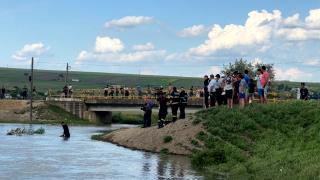 Copii înghițiți de ape după ce s-au scăldat în râu. Unul dintre ei a fost salvat, fratele său este de negăsit