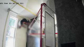 Cum îşi explică fapta bărbatul care şi-a aruncat vecinul pe scări. L-a târât inconştient încă două etaje