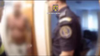 Momentul în care o tânără bătută de fostul iubit este salvată de polițiști. Vecinii au auzit-o urlând