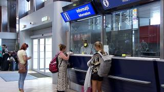 Noi reguli UE pentru zboruri. Pasagerii primesc bani mai mulţi, doar dacă au întârzieri mai mari de patru ore