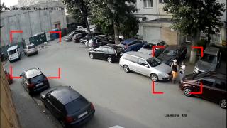 Cum a spart un bărbat o mașină în plină zi, fără să atragă atenția. Momentul, surprins pe camere