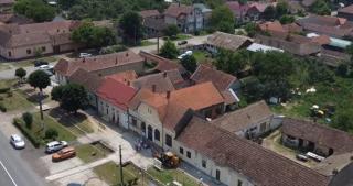 Proiect unic în România: 400 de voluntari lucrează la foc continuu pentru a schimba un sat din temelii