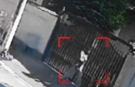 Femeie din Capitală, atacată în casă de un hoţ. Când l-a surprins în fapt, a muşcat-o de mână