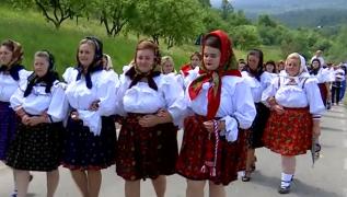 Tradiţia de Rusalii respectată cu sfinţenie din generaţie în generaţie: "Oamenii sfinţesc sărbătoarea"