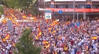 Zeci de mii de oameni au protestat pe străzile Madridului: au cerut demisia premierului Sanchez