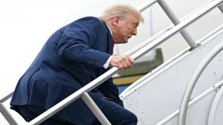 Donald Trump s-a împiedicat pe scările Air Force One. Momentul, filmat şi ironizat: "Se gândea la Elon Musk"
