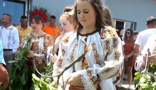 Tradiţii şi superstiţii de Rusalii. Fetele singure care prind "boul împănat" se mărită în acest an