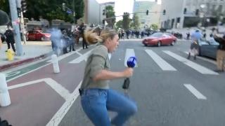 Momentul în care o jurnalistă este împușcată cu un glonţ de cauciuc în direct, în mijlocul protestelor din LA