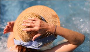 Cum au petrecut Rusaliile românii care au rămas în oraş. Un abonament la piscină a ajuns la 200 de lei