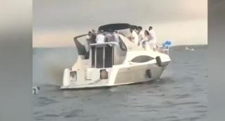 Barcă cu 23 de petrecăreţi, cuprinsă de flăcări în SUA. Toţi pasagerii au ajuns la spital cu arsuri