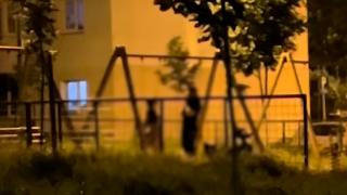 Bărbatul care şi-a bătut soţia într-un parc din Braşov, lângă copil, a fost reţinut pentru 24 de ore