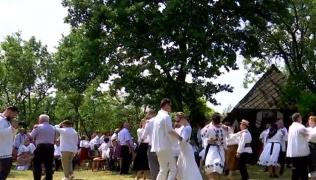 Jocul la Şură, o tradiţie veche de sute de ani în Maramureş. Adidaşii de porc au cucerit turiştii