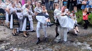 Locul din România unde soţii negociază "udatul nevestelor", în a doua zi de Rusalii. Tradiţie unică în țară