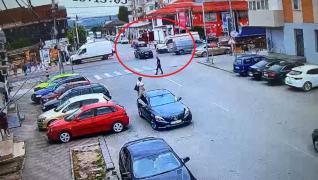 Tânără cu BMW, spulberată de ambulanţă într-o intersecţie din Filiaşi. Accidentul, filmat de camere