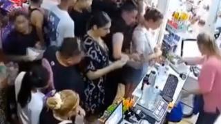 Furt organizat, filmat în Ploieşti. Zeci de hoţi au prădat un magazin în plină zi, fără să fie prinşi