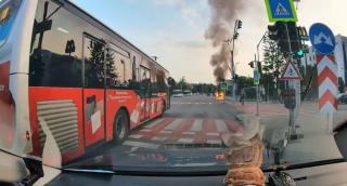Un autoturism a ars ca o torță, după ce a luat foc într-o stație de autobuz din Bacău