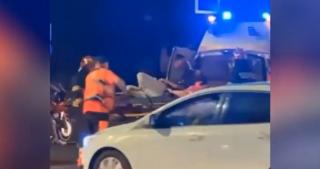 Accident în Bucureşti. Tânăr în stare gravă la spital, după ce a intrat cu motocicleta în maşina din faţa sa