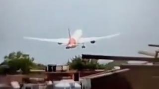 Momentul în care avionul Boeing 787 Dreamliner se prăbuşeşte în India "peste un cămin cu studenţi"