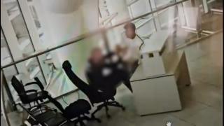 Momentul în care un vameş este luat la pumni pe Aeroportul din Otopeni. Agresorul voia să intre ilegal în ţară