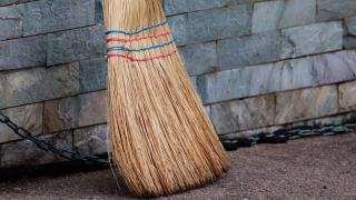 Bunică din Paşcani, bătută de nepotul de 15 ani cu o coadă de mătură. Care ar fi fost motivul