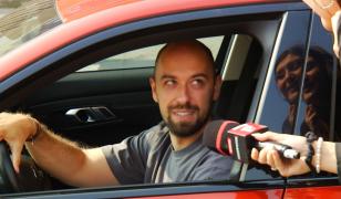 Reacţia unui şofer prins că a circulat pe noile benzi unice pentru STB din Bucureşti