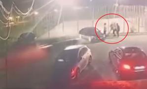 Şofer filmat cum intră cu maşina într-un grup de tineri, la Oţelu Roşu. După impact, autoturismul ia foc
