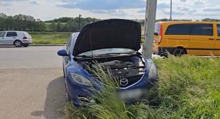 Copil de 4 ani, la spital, după ce un şofer a izbit în plin altă maşină. Accidentul, surprins de camere