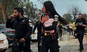 Bebeluş scos de sub dărâmăturile unei clădiri prăbuşite, în Israel. Zeci de oameni sunt încă prinşi sub ruine