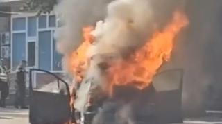Momentul în care o maşină e cuprinsă de flăcări, în Bârlad