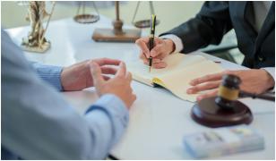 Procuror reținut după ce ar fi clasat un dosar de viol în favoarea un preot din Galați. Victima avea 13 ani
