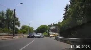 Accident în Dej cu mașina școlii de șoferi, dezbătut în online. Putea fi evitat?