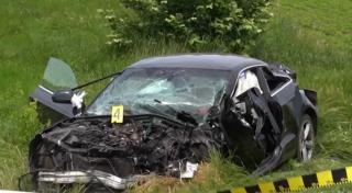 Tânără de 27 de ani, rănită grav după ce maşina pe care o conducea a fost spulberată de tren, în Botoşani