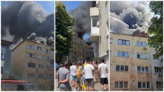 Incendiu puternic în Slatina. Acoperişul unui bloc a fost cuprins de flăcări. Degajări mari de fum